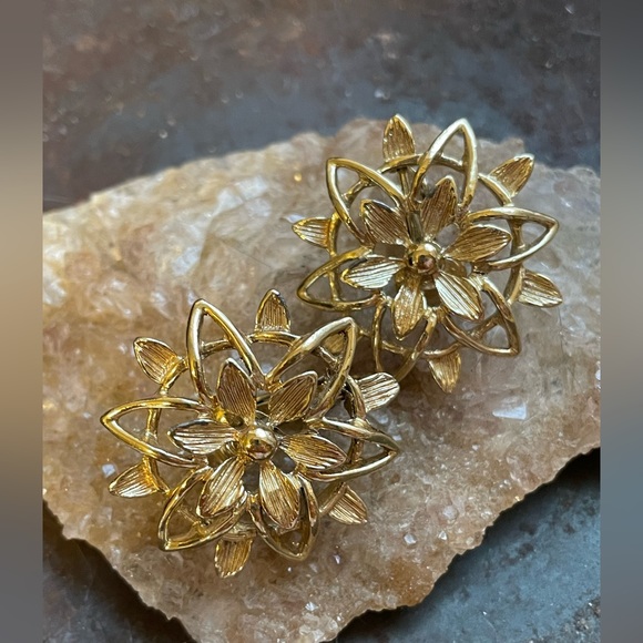 Vintage 60’s SARAH COV Flower Power Earrings / Sun Flower Clip on Earrings Gold - Picture 3 of 9